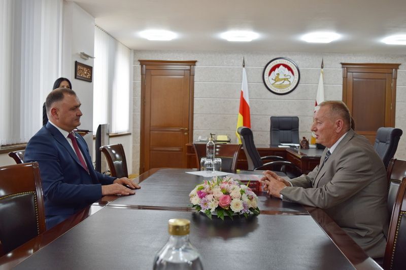 Президент Алан Гаглоев провел встречу с ветераном боевых действий в Южной Осетии, экс-министром обороны Республики Южная Осетия, кавалером Ордена «Уацамонга» Анатолием Баранкевичем, прибывшим в Цхинвал в качестве почетного..