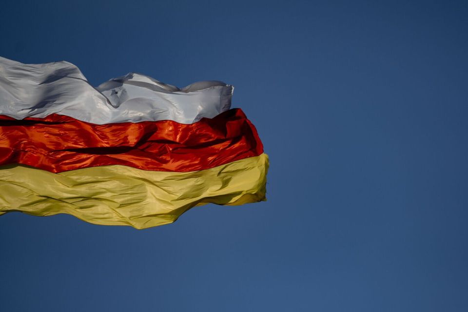 Гаглоев поздравил народ Южной Осетии с Днем Государственного флага