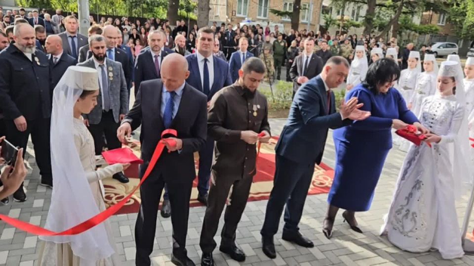 Историческое событие — разрезание красной ленты на церемонии открытия Школы искусств имени первого президента Чечни, Героя России Ахмата-Хаджи Кадырова