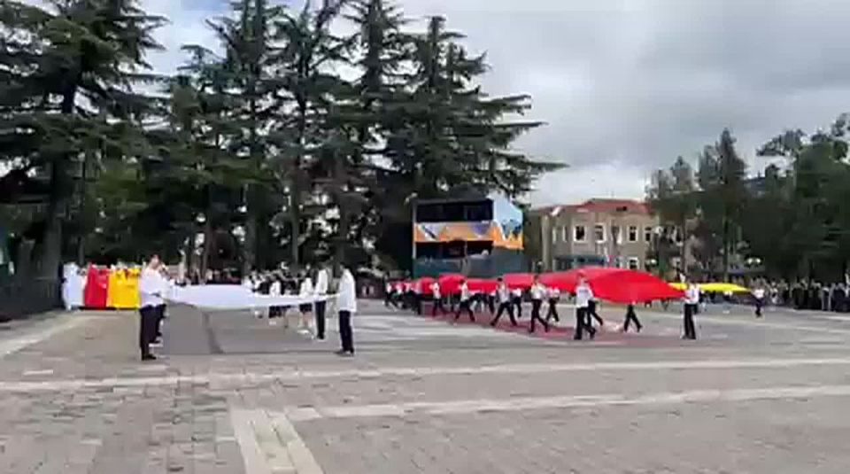 Праздничная атмосфера на главной площади города Цхинвал