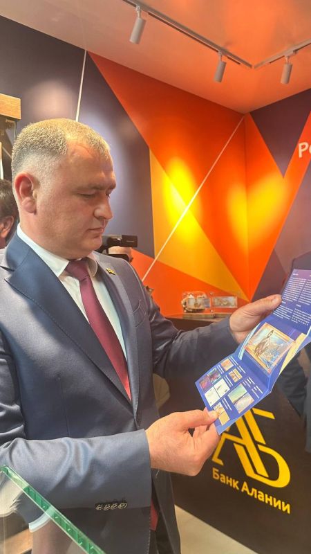 Президент Южной Осетии Алан Гаглоев стал первым обладателем памятной купюры Национального Банка РЮО в 100 зарин