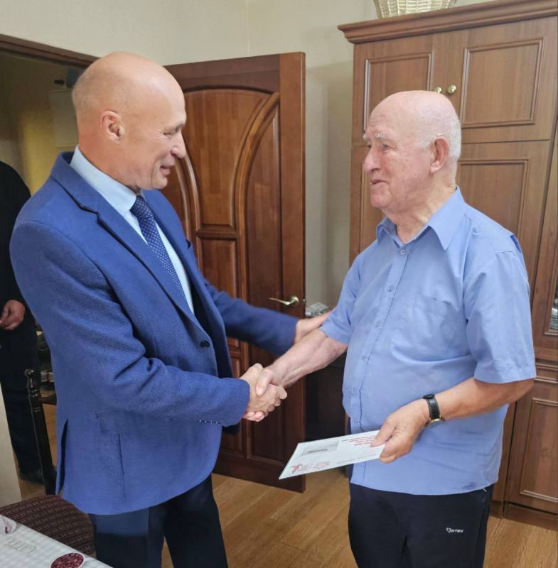 Труженикам тыла из Южной Осетии вручили поздравительные послания от президента России