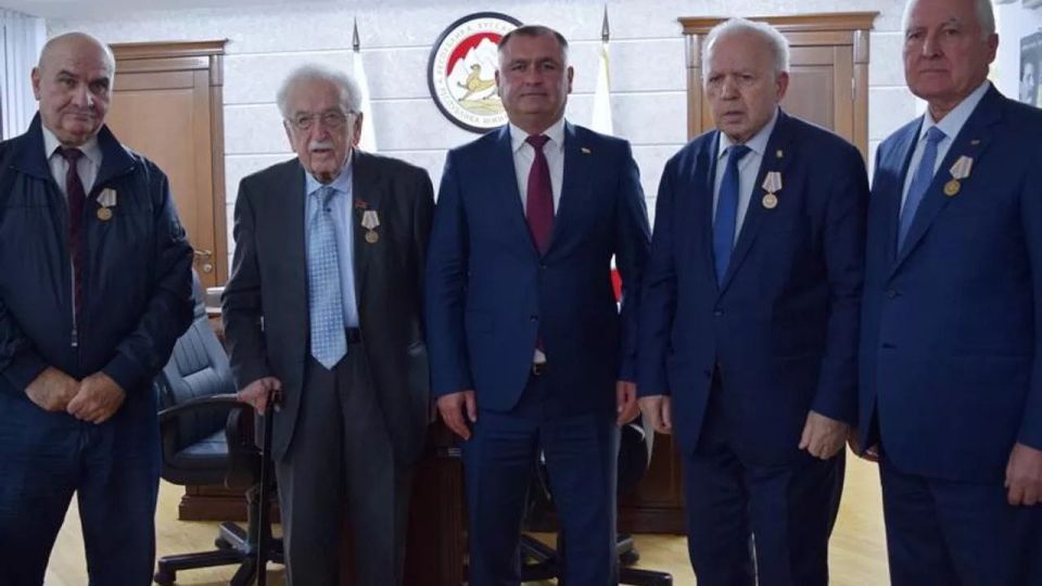 Президент Алан Гаглоев встретился с лидерами южноосетинской политики