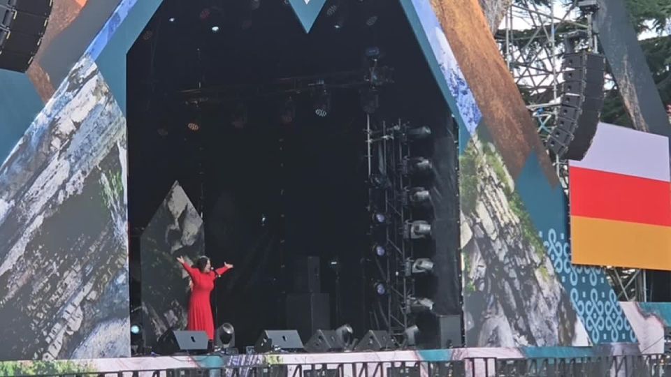 Осетия, мой милый край!. Великолепная Вероника Джиоева на сцене в Цхинвале