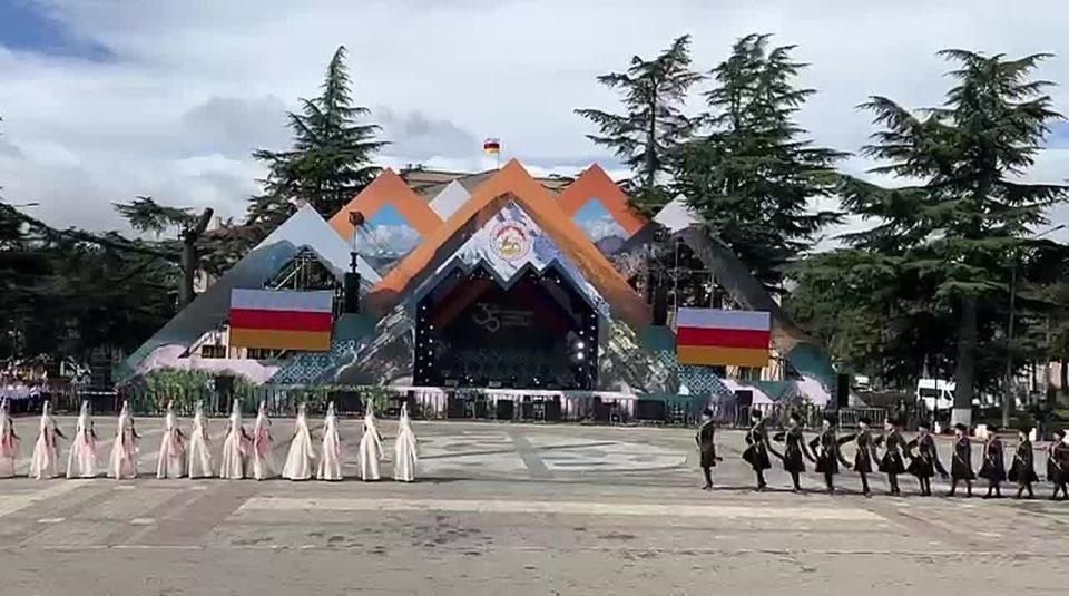 Яркие хореографические номера представил государственный ансамбль песни и танца «Симд»