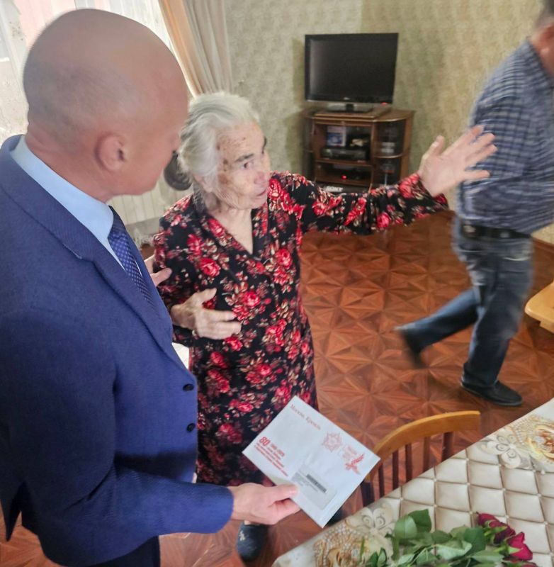 Посол России в Южной Осетии М.М.Кулахметов поздравил ветеранов Великой Отечественной войны – тружеников тыла М.Н.Цховребову, И.А.Хугаева и Б.Г.Джиоева с 80-летием Победы над милитаристской Японией и окончанием Второй мировой..