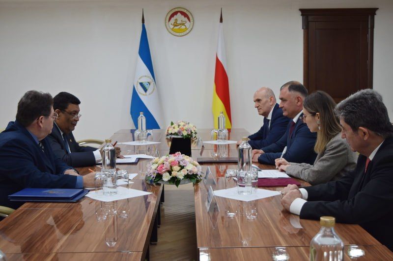 Президент Республики Южная Осетия Алан Гаглоев принял официальную делегацию Республики Никарагуа, в составе которой Министр иностранных дел Вальдрак Джентске Уитакер и Советник-посланник Посольства Республики Никарагуа в..