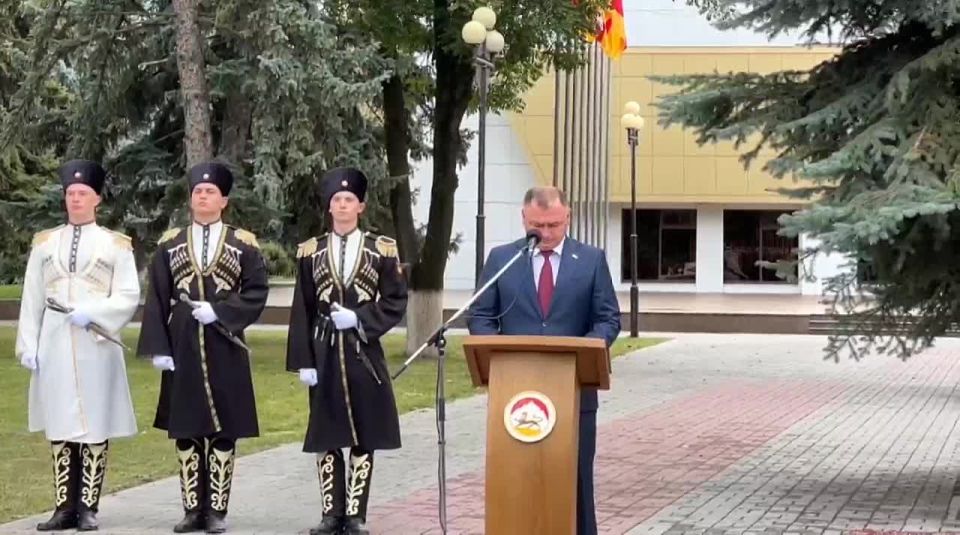 На Театральной площади Цхинвала проходит торжественное мероприятие, посвященное Дню Государственного флага Республики Южная Осетия