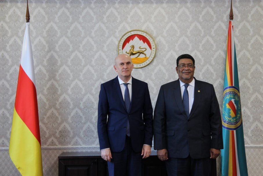 19 сентября Министр иностранных дел Республики Южная Осетия Ахсар Джиоев принял Министра иностранных дел Республики Никарагуа Вальдрака Людвинга Джентске Уитакера, который во главе делегации прибыл в Цхинвал на празднование..