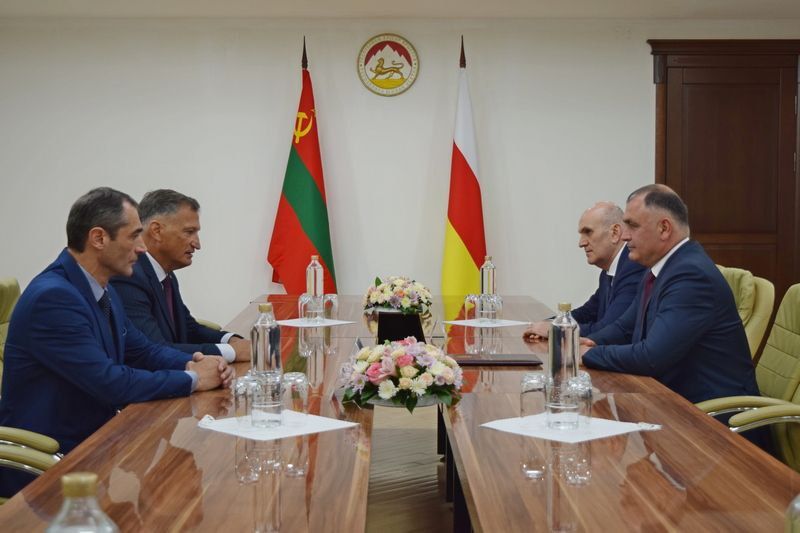 Президент Алан Гаглоев принял Советника Президента Приднестровской Молдавской Республики Павла Прокудина, прибывшего в Цхинвал на празднование 35-летия Республики Южная Осетия