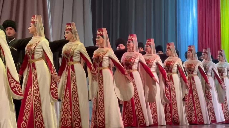 В Южной Осетии проходит праздничный концерт "Мост дружбы", посвященный 35-летию провозглашения республики