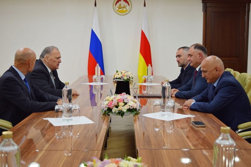 Президент Алан Гаглоев провел встречу членом Совета Федерации Крымом Казаноковым