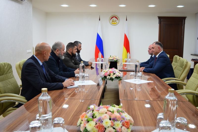 Президент Алан Гаглоев провел встречу с делегацией Чеченской Республики, прибывшей в Цхинвал для участия в праздновании 35-летия образования Республики Южная Осетия и церемонии открытия Школы искусств имени первого..