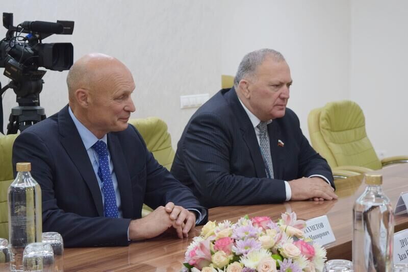 Гаглоев принял в Цхинвале российского сенатора Крыма Казанокова