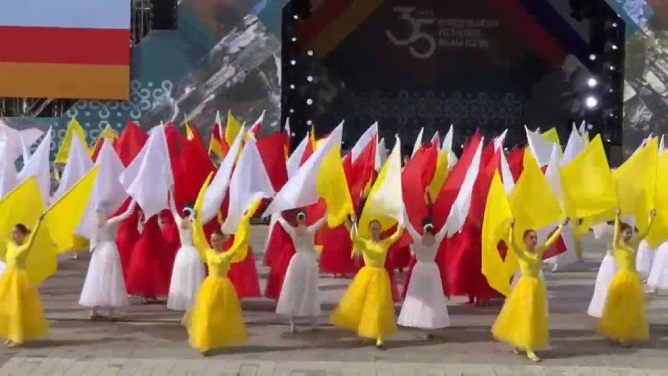 Особым украшением мероприятия стало флешмоб, который к празднованию Дня главного символа нашего государства подготовила Хореографическая школа-студия при Министерстве культуры