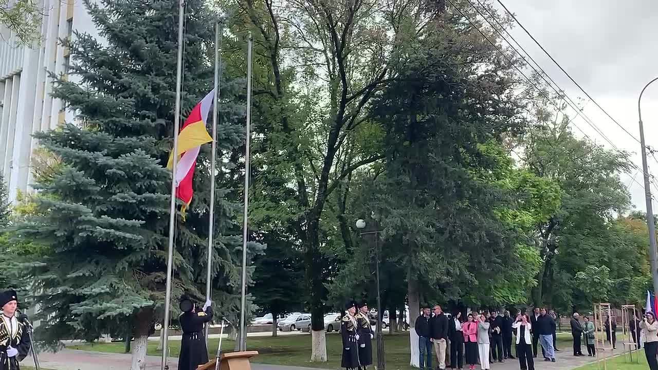 На Театральной площади Цхинвала проходит торжественное мероприятие, посвященное Дню Государственного флага Южной Осетии