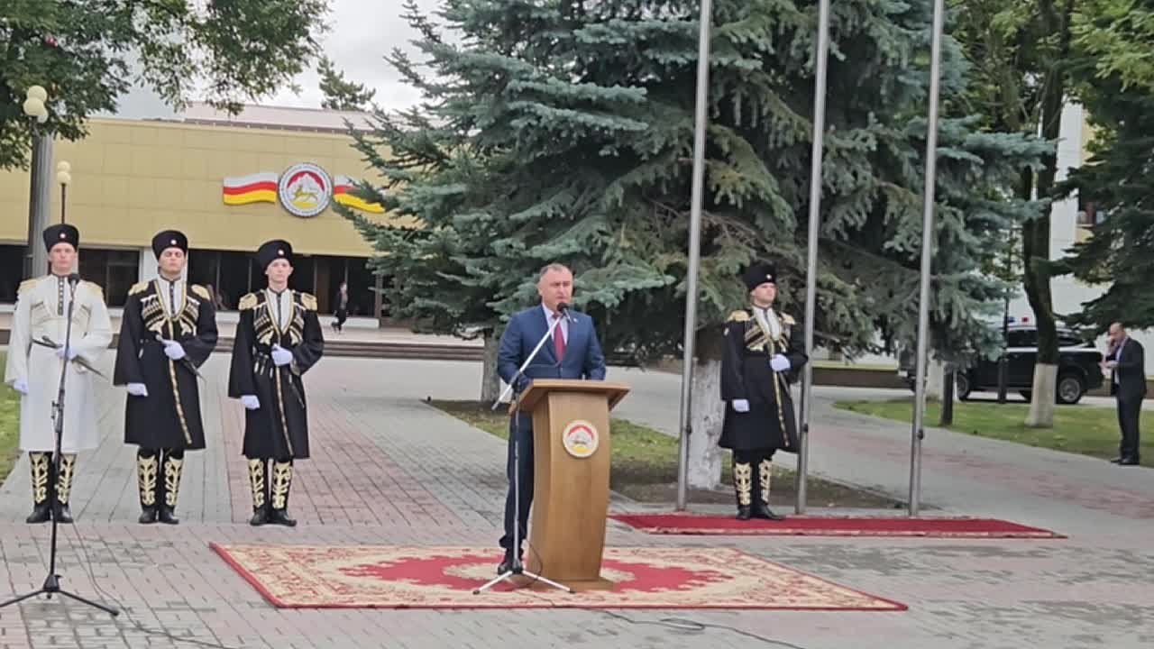 Бело-красно-желтый триколор стал символом национального возрождения, единства народа и стремления к свободе