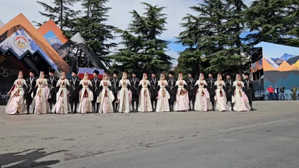 Национальный танец "Симд" на Театральной площади Цхинвала