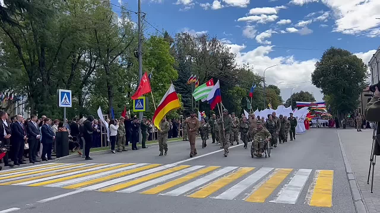 Отдельной колонной в параде прошли ветераны боевых действий, участвующих в миротворческих операциях и боевых действиях в Южной Осетии, Абхазии, ЛНР и ДНР