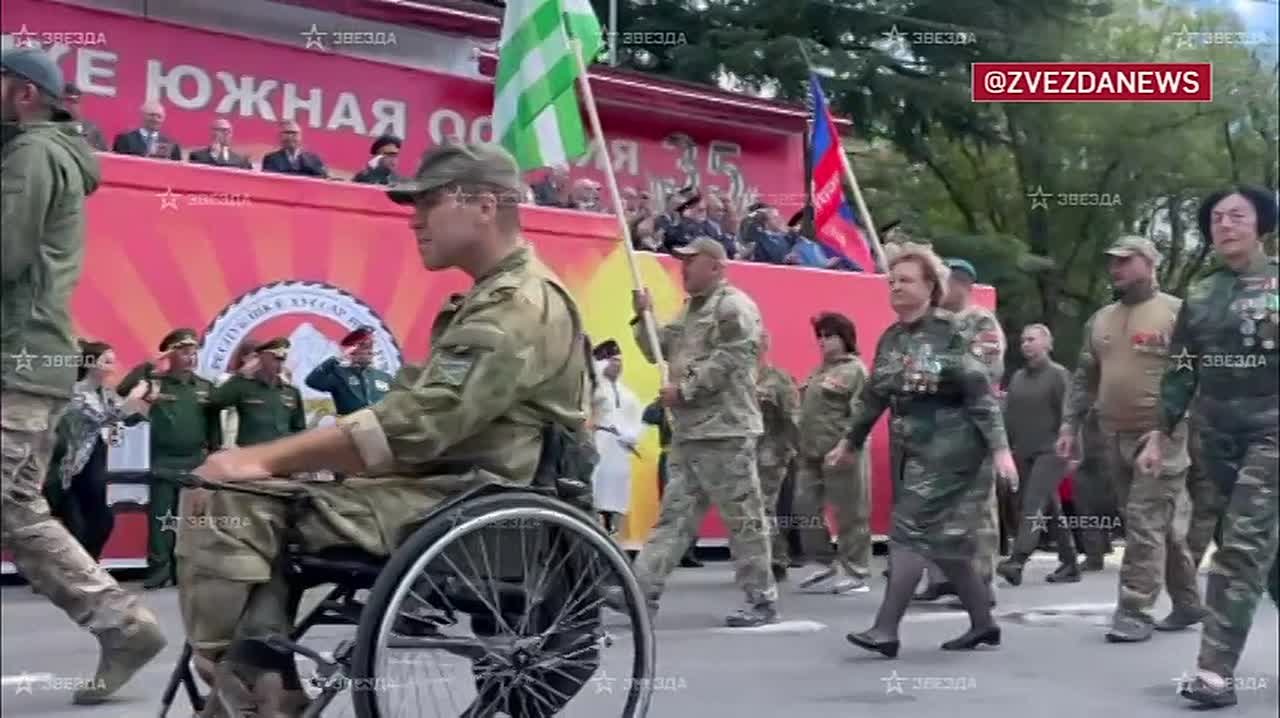 Военный парад в центре Цхинвала в честь 35-й годовщины провозглашения Республики — по Театральной площади прошли парадные расчеты, участники спецоперации, проехала техника