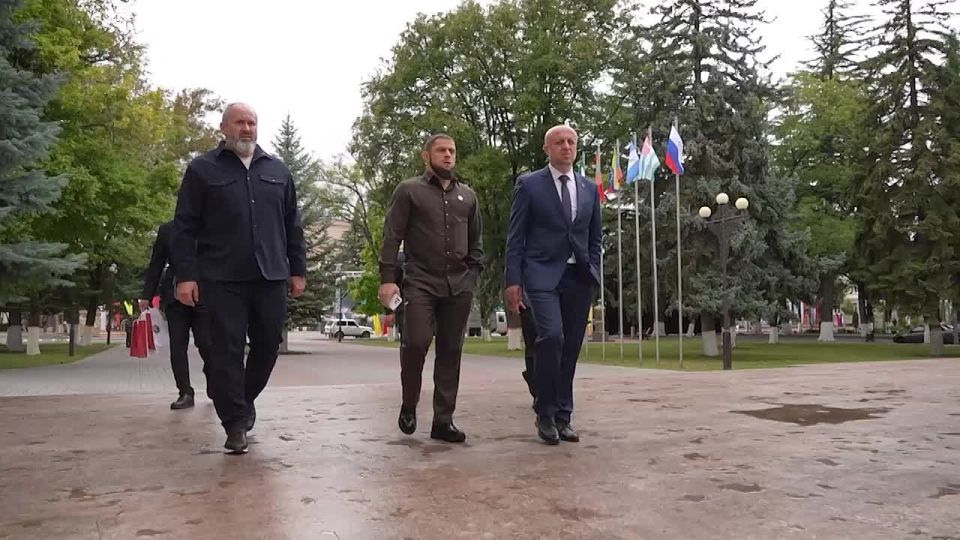 Рамзан Кадыров: По моему поручению делегация из Чеченской Республики во главе с дорогим БРАТОМ, министром ЧР по национальной политике, внешним связям, печати и информации Ахмедом Дудаевым, посетила Республику Южная Осетия