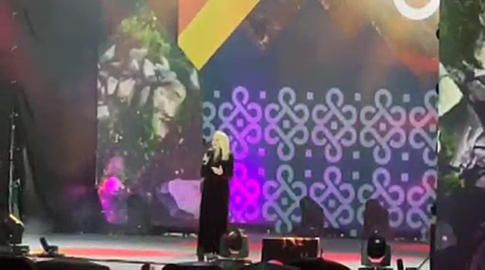 Кадры с концерта, посвященного 35-летию образования Республики