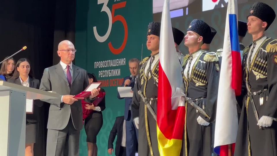 Первый заместитель руководителя администрации президента России Сергей Кириенко передал медаль Героя России отцу Радислава Хугаева, погибшего в ходе СВО