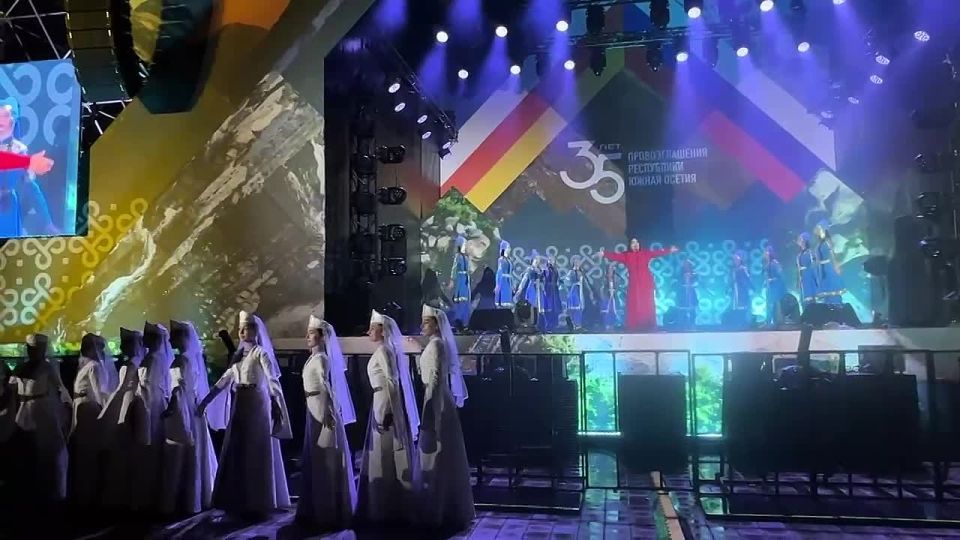 Народная артистка Южной и Северной Осетии, оперная дива Вероника Джиоева на праздничном концерте в Цхинвале