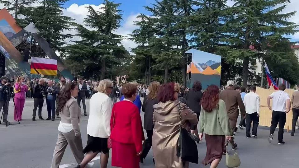 Белые голуби, словно посланники мира и радости