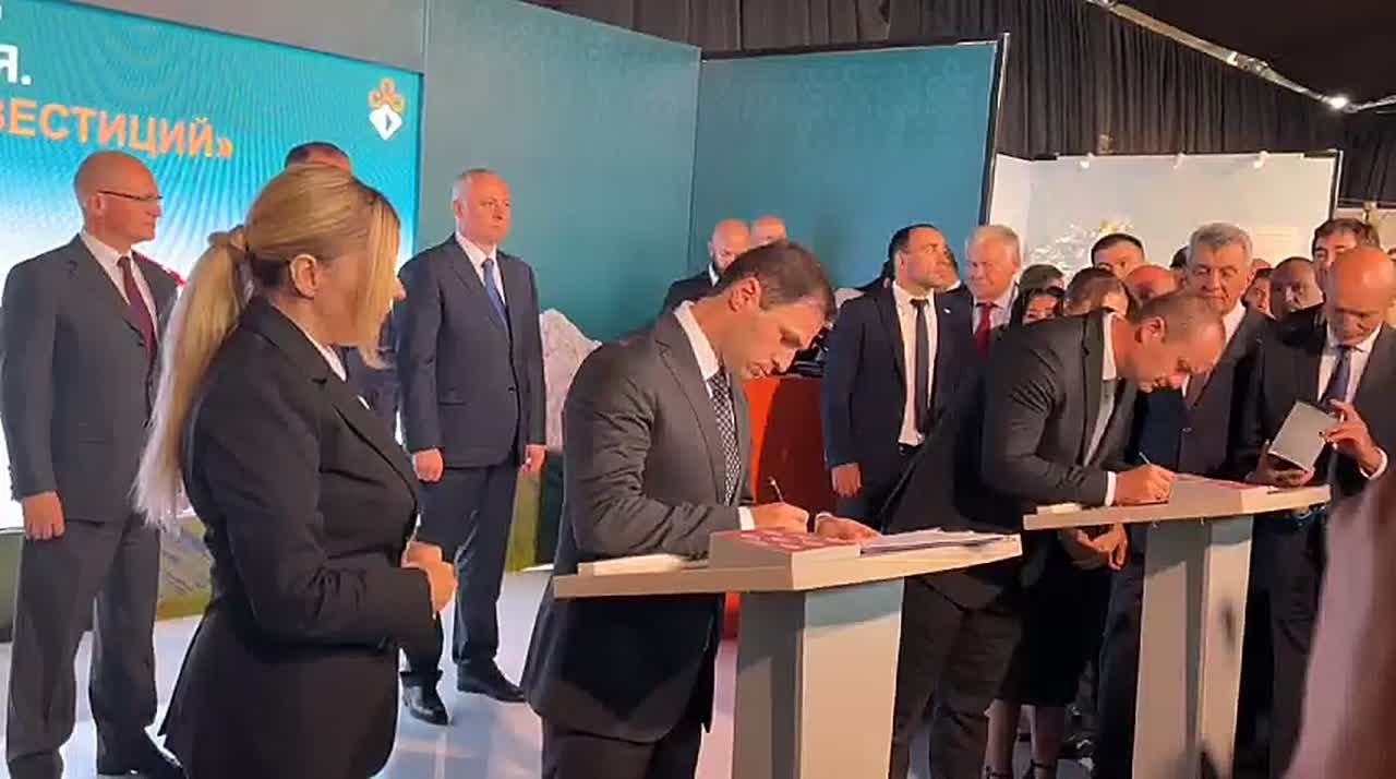 На форуме было заключено соглашение об установлении побратимских связей между городами Цхинвал и Сухум, скрепив дружбу между столицами подписями Алана Габараева и Тимура Агрба