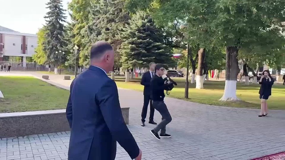 Президент Алан Гаглоев принимает президента Абхазии Бадру Гунба, который прибыл в Южную Осетию с официальным визитом