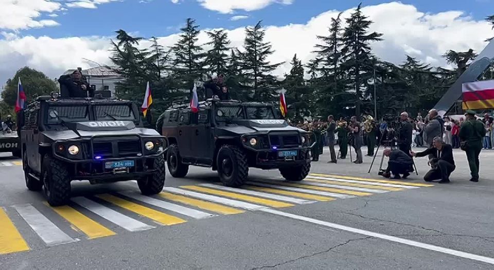 Военная техника проходит на площади