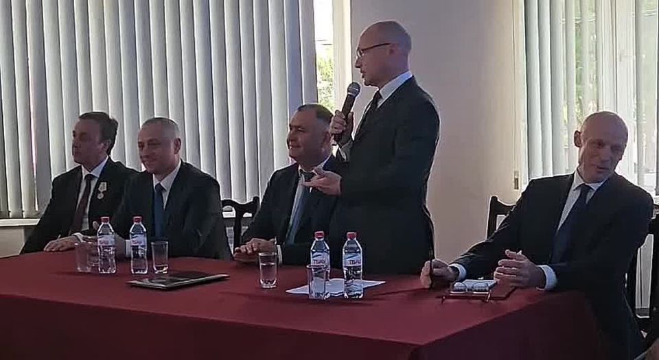 Путин из личного фонда выделил средства для школ Южной Осетии, заявил Сергей Кириенко