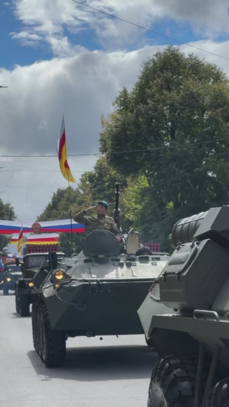 На площадь выехала военная техника