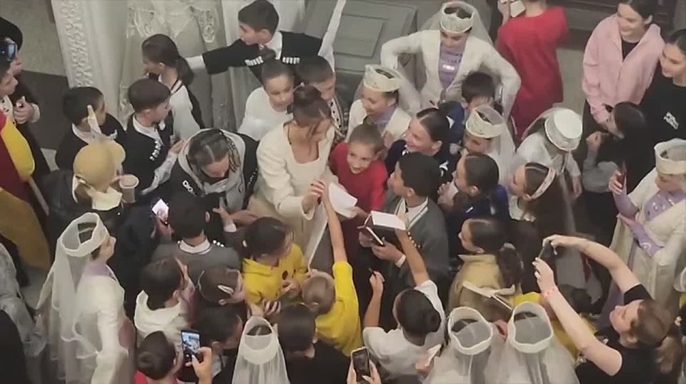 Так встречали российскую певицу Мию Бойка после выступления юные поклонники в Южной Осетии