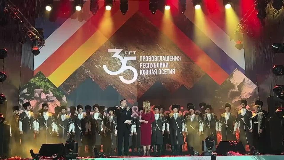 В Цхинвале начался масштабный праздничный концерт с участием известных звезд российской и осетинской эстрады, посвященный 35-летию провозглашения Республики Южная Осетия