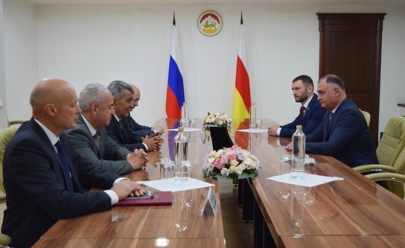 Мы чувствуем братское плечо Северной Осетии: Гаглоев на встрече с Меняйло