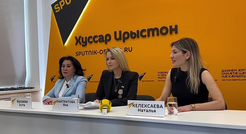 В пресс-центре @Sputnikossetia проходит пресс-конференция председателя комитета Госдумы по развитию гражданского общества, вопросам общественных и религиозных объединений Яны Лантратовой