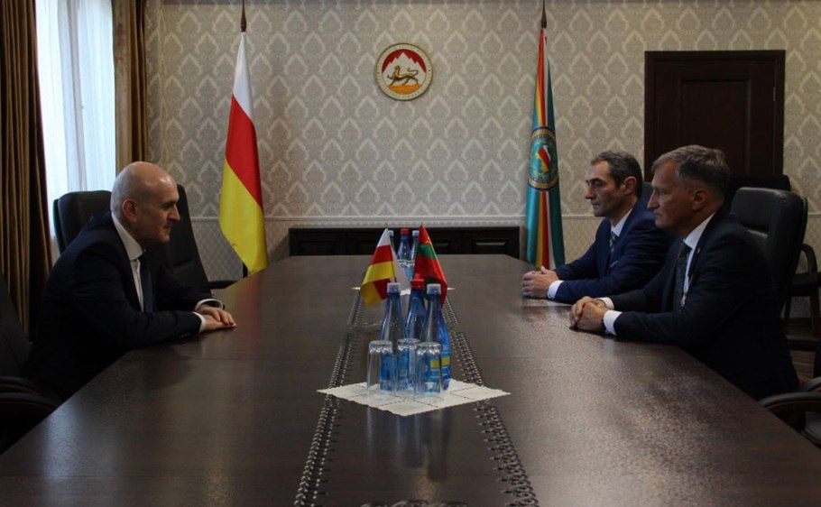 20 сентября Министр иностранных дел Республики Южная Осетия Ахсар Джиоев принял Советника Президента Приднестровской Молдавской Республики Павла Прокудина, который прибыл в Цхинвал на празднование 35-й годовщины..