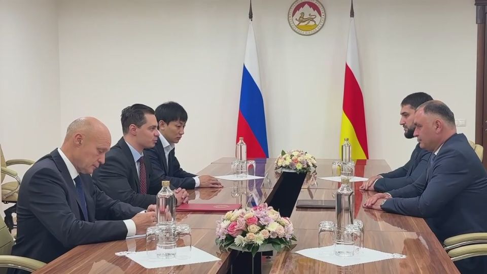 Президент Алан Гаглоев проводит встречу с делегацией Ульяновской области во главе с министром молодежного развития Артемом Мирошниковым