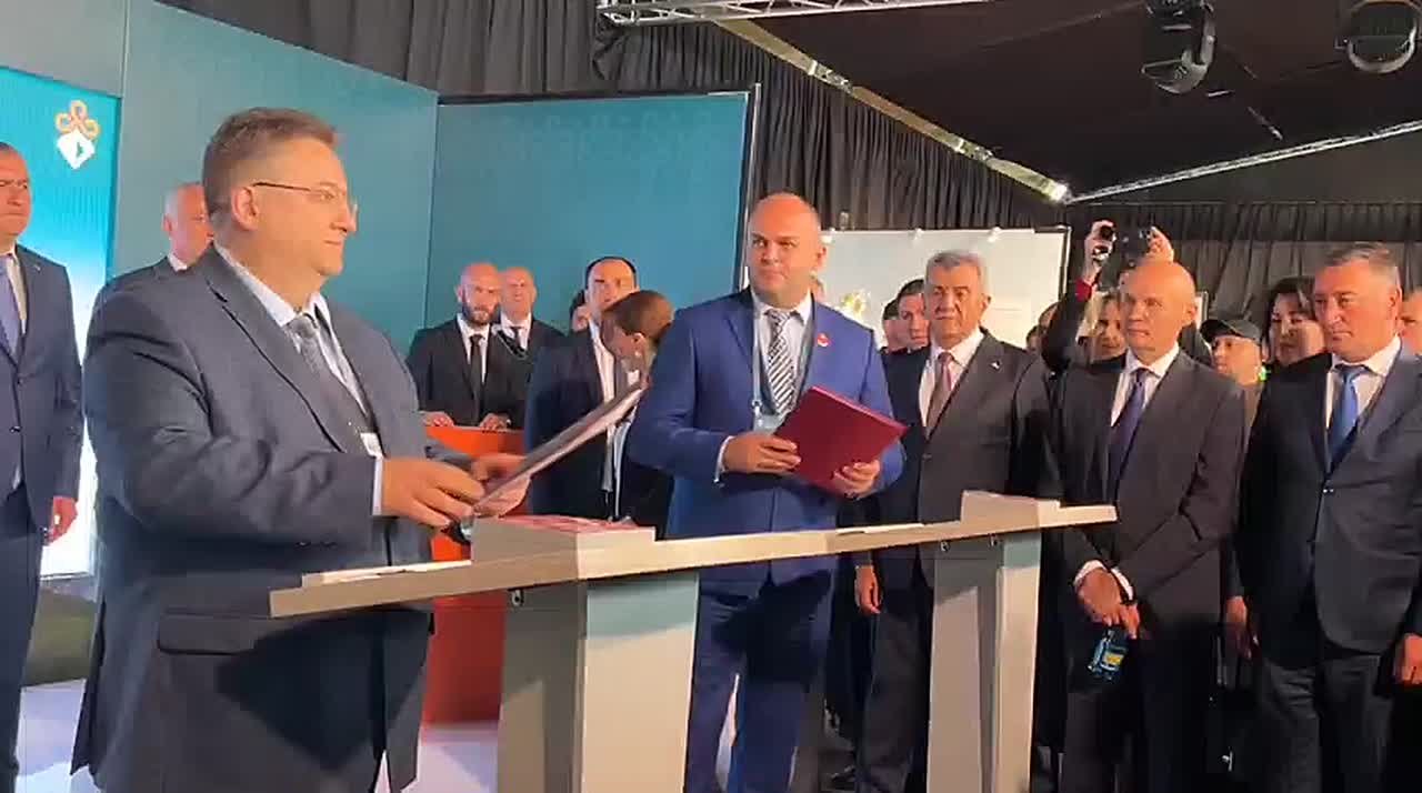В сфере туризма было подписано соглашение о взаимодействии, направленное на развитие внутреннего и въездного туризма, туристской инфраструктуры и индустрии гостеприимства Южной Осетии