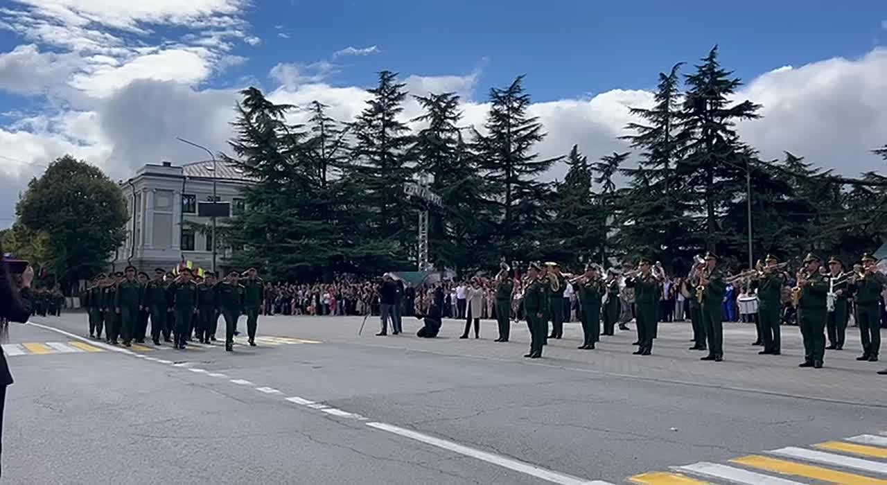 Торжественным маршем на Театральной площади проходят парадные расчеты всех силовых структур Республики Южная Осетия, а также воинских контингентов РФ, дислоцированных в республике