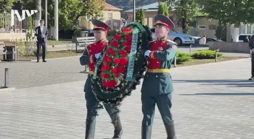 Президент Абхазии Бадра Гунба возложил цветы к Мемориальному комплексу павшим защитникам Южной Осетии