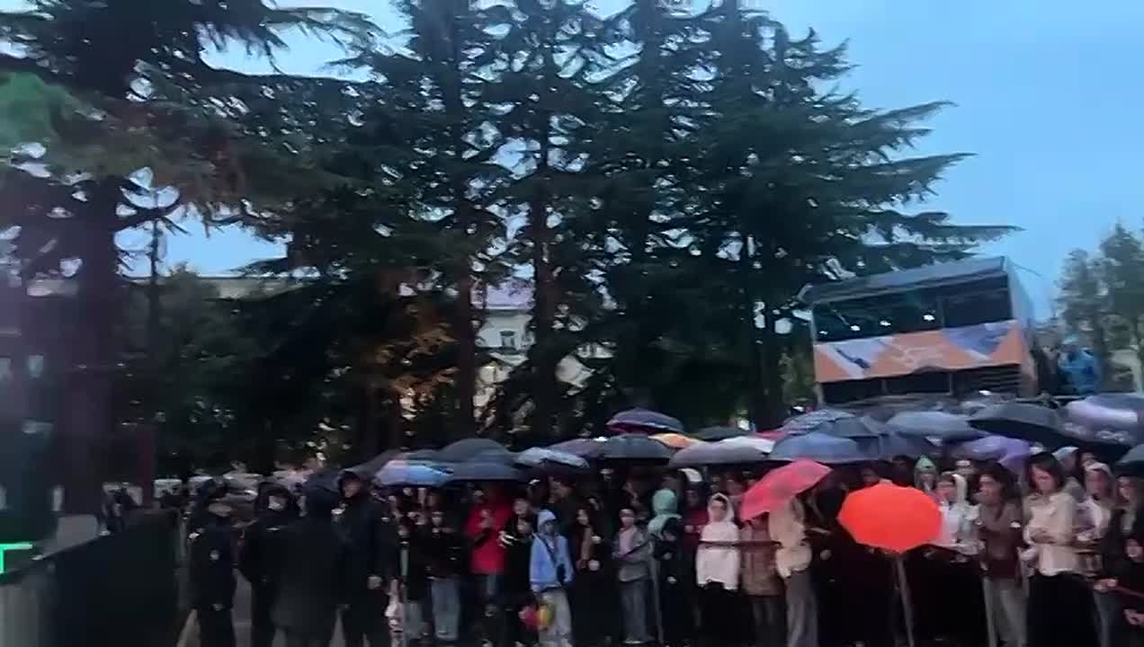 Атмосфера на главной площади Цхинвала, несмотря на проливной дождь жители республики в ожидании грандиозного праздничного концерта, который завершает юбилейные мероприятия