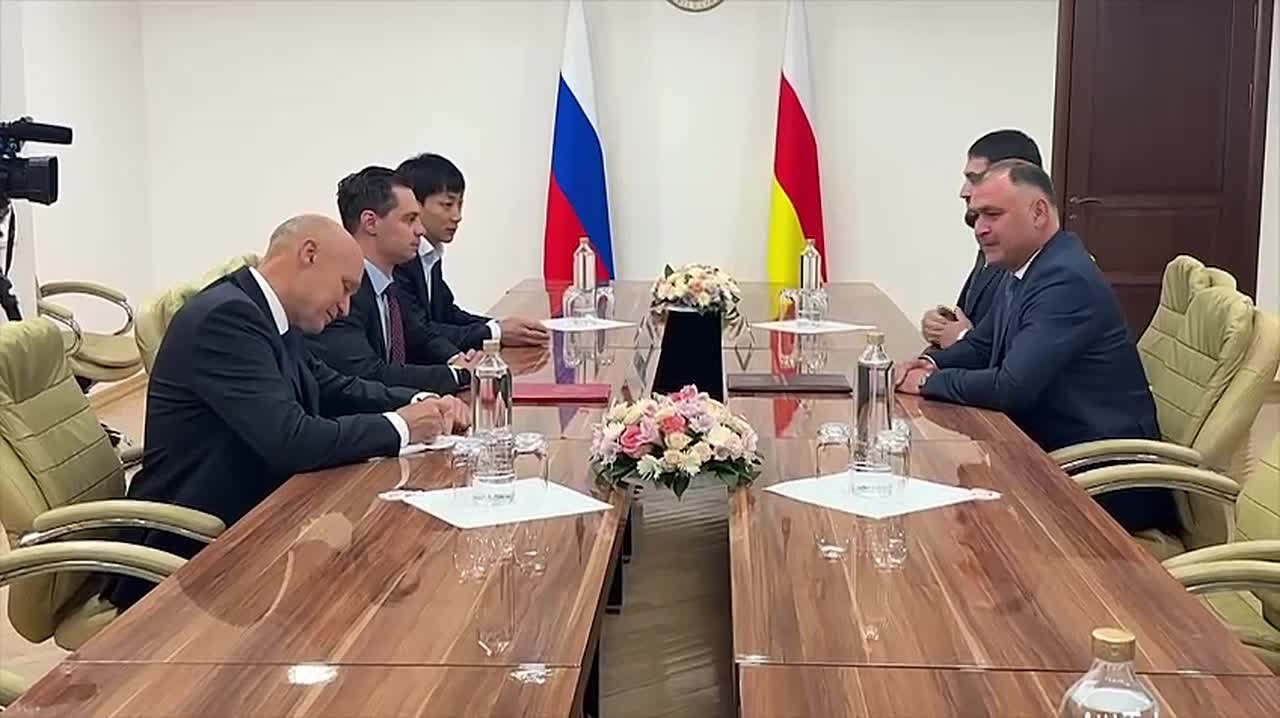 Президент Алан Гаглоев проводит встречу с делегацией Ульяновской области во главе с министром молодежного развития Артемом Мирошниковым