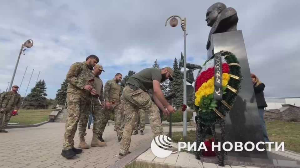 Министерство обороны Южной Осетии совместно с властями ДНР наградило около 30 бойцов - добровольцев из Южной Осетии, участвующих в СВО, передает корреспондент РИА Новости