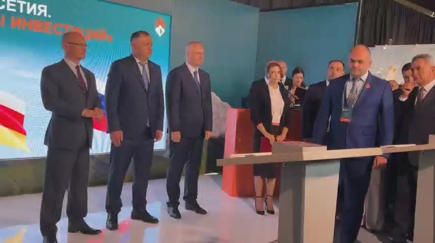 Перспективные проекты в области сельского хозяйства получили поддержку в виде соглашения о намерениях по строительству тепличного комплекса в селе Прис, которое подписали Сармат Котаев и Алан Гаглоев - председатель общества..