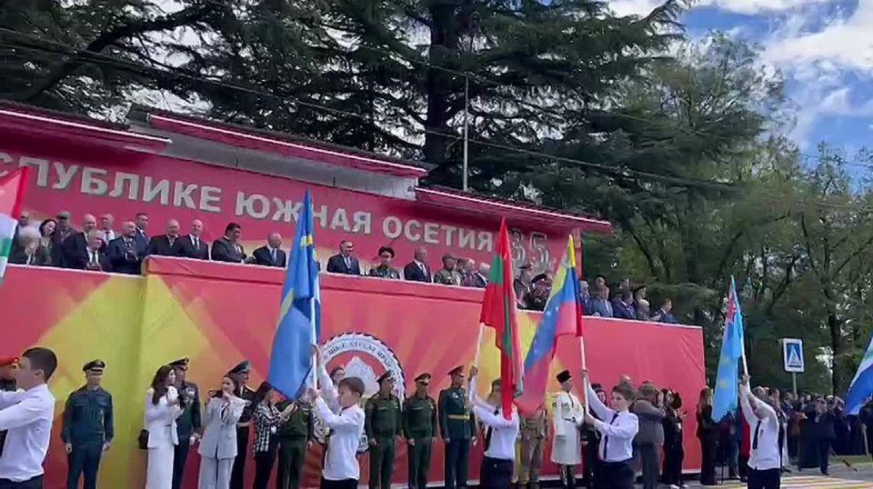 Военный парад в ознаменование 35-ой годовщины Дня республики продолжился народным шествием