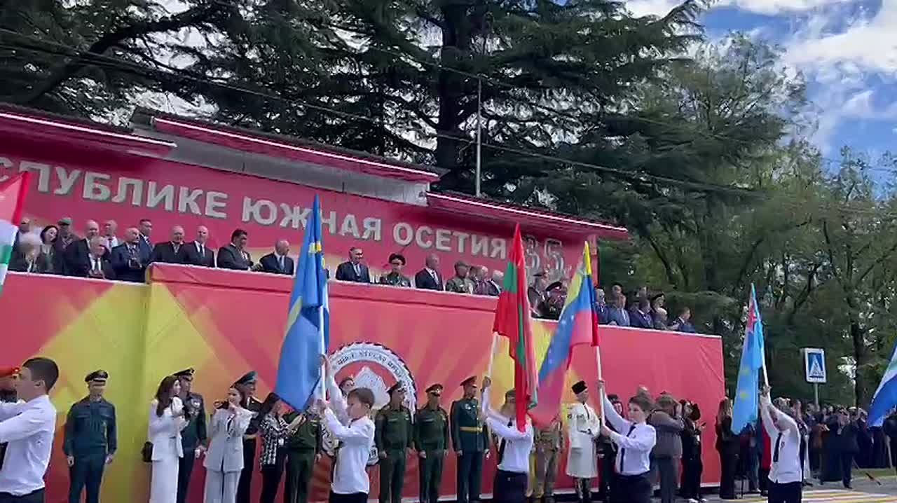 Военный парад в ознаменование 35-ой годовщины Дня республики продолжился народным шествием