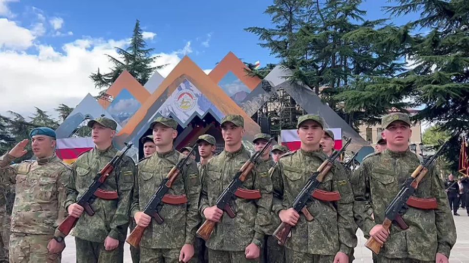 Исполнение гимнов Республики Южная Осетия и Российской Федерации